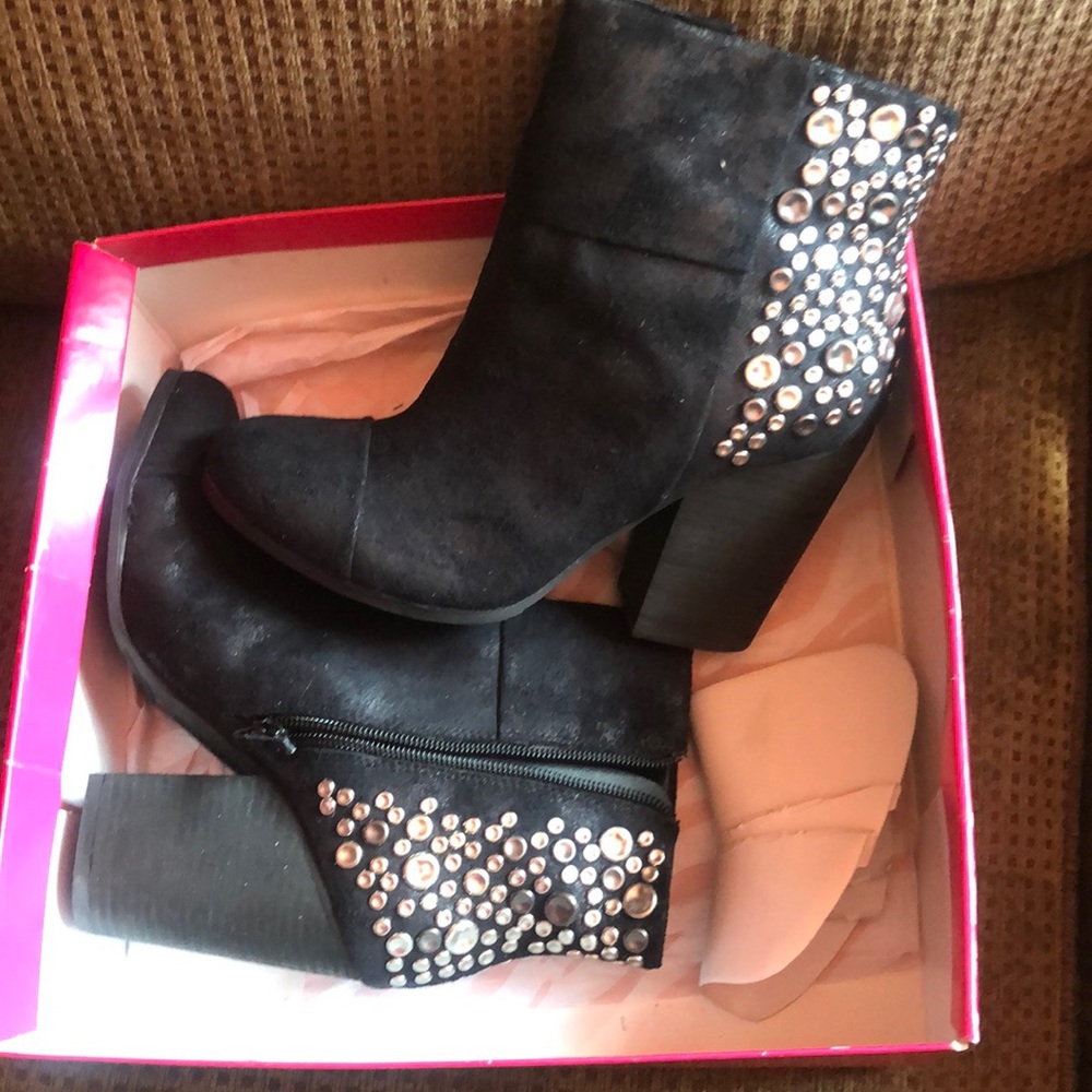 Cute chunky heel booties
